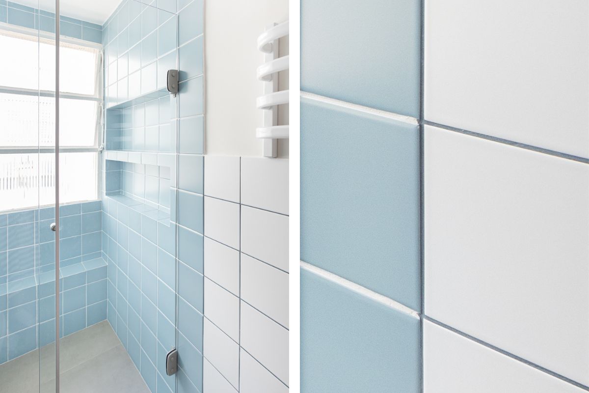 detalhe do azulejo e rejunte do banheiro em azul e branco