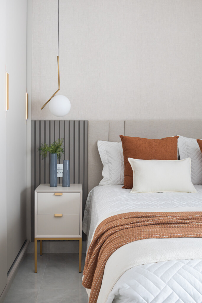 Detalhe quarto de casal, mesa de cabeceira